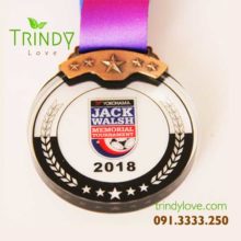 vì sao bạn lựa chọn pha lê làm cúp huy chương quà tặng thể thao